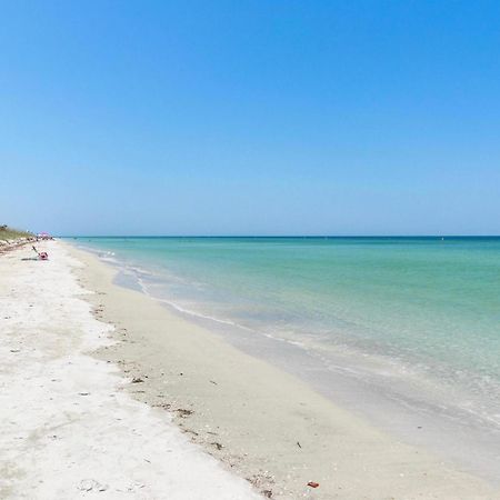 Beach Oasis - No Storm Damage & Guest Ready! Come Enjoy The Heated Pool & Relax At The Beach! Clearwater Beach Exterior photo