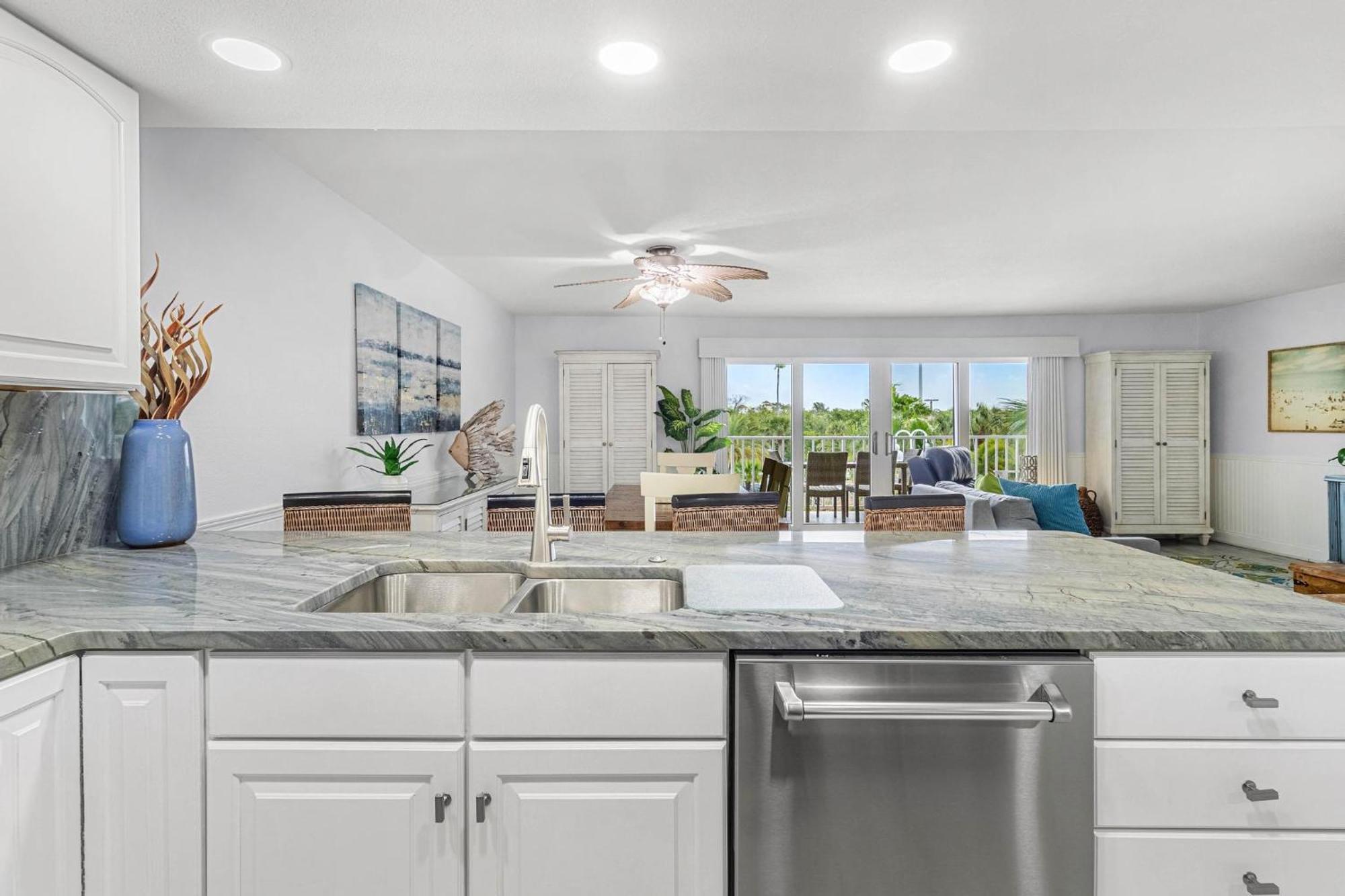 Beach Oasis - No Storm Damage & Guest Ready! Come Enjoy The Heated Pool & Relax At The Beach! Clearwater Beach Exterior photo